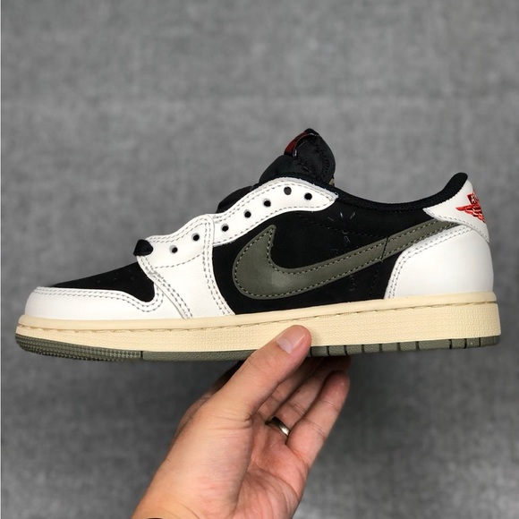 Travis Scott’s - Picture 3 of 6